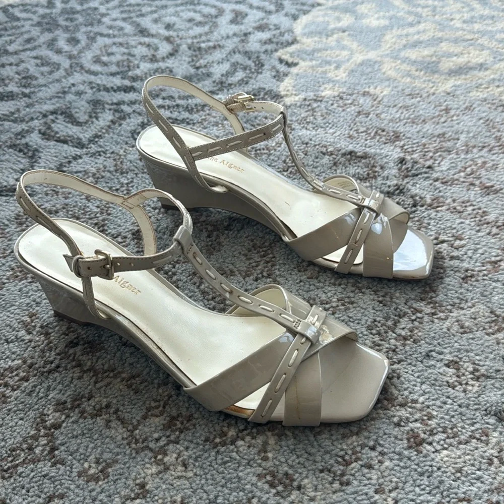 ETIENNE AIGNER Vintage Mirage T-Strap Patent Wedge Sandals Stone 9.5